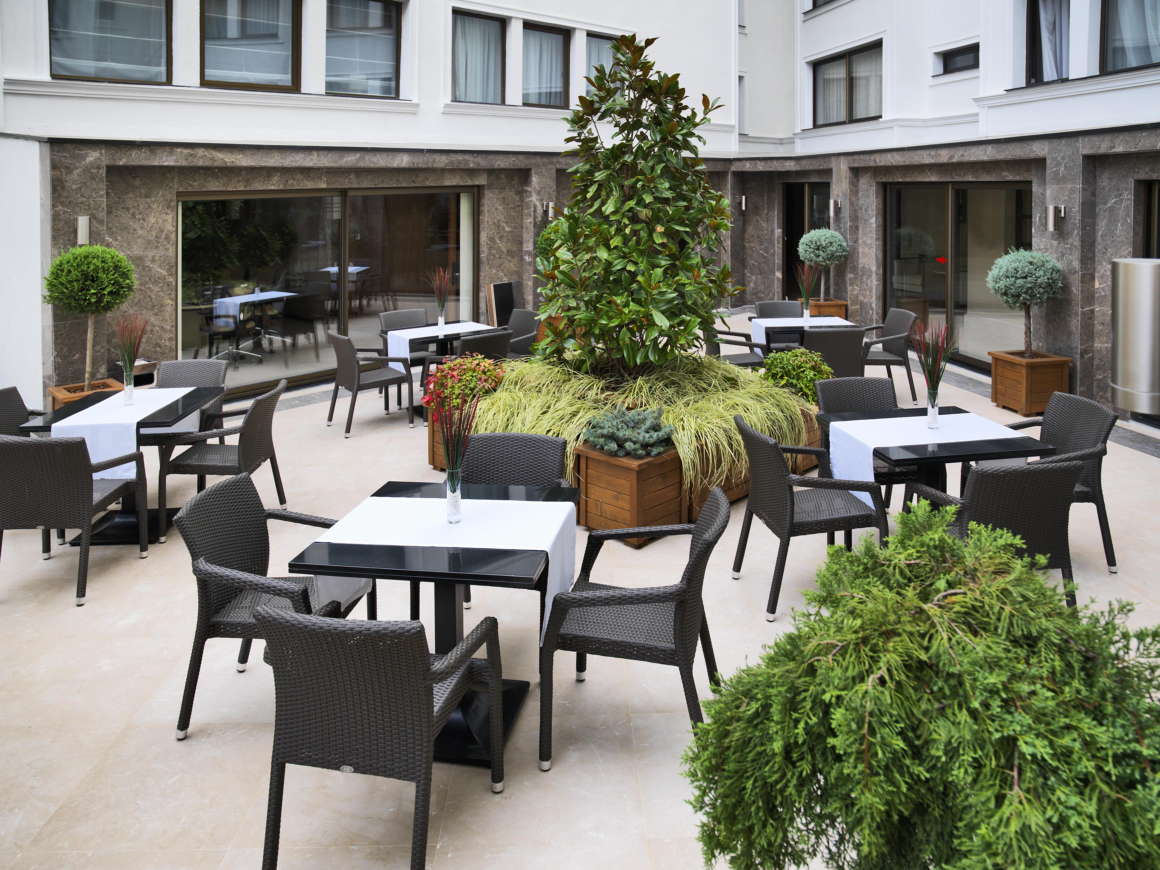 Mercure Istanbul Bomonti Exterior foto The hotel's courtyard